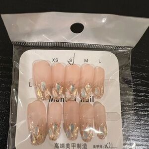 HANDMADE PRESS ON NAILS